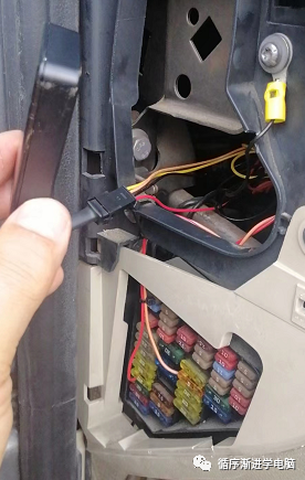 主机藏入盖板内